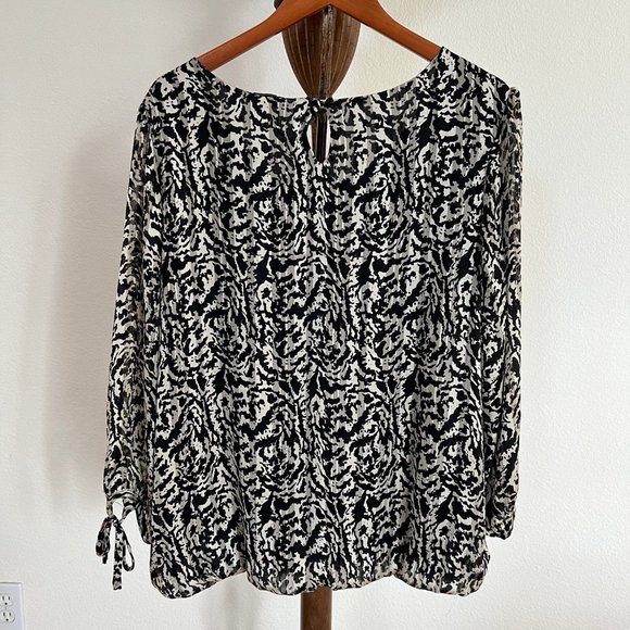 Blousology Women's Size 2X Abstract Long Sleeve Scoop-Neck Tie-Cuff Blouse - Picture 3 of 13